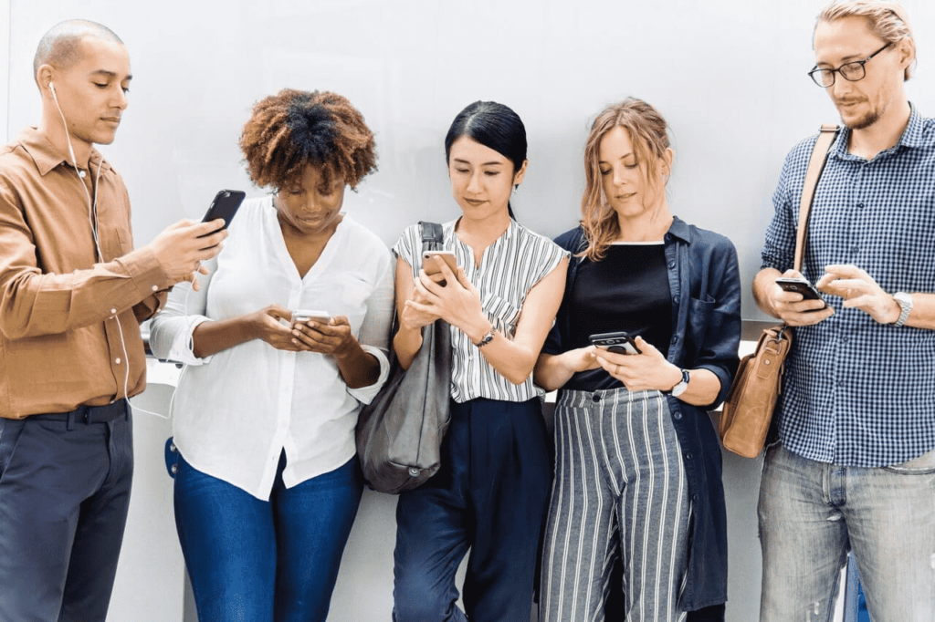 personnes qui téléphonent et contactent Autonomie Design