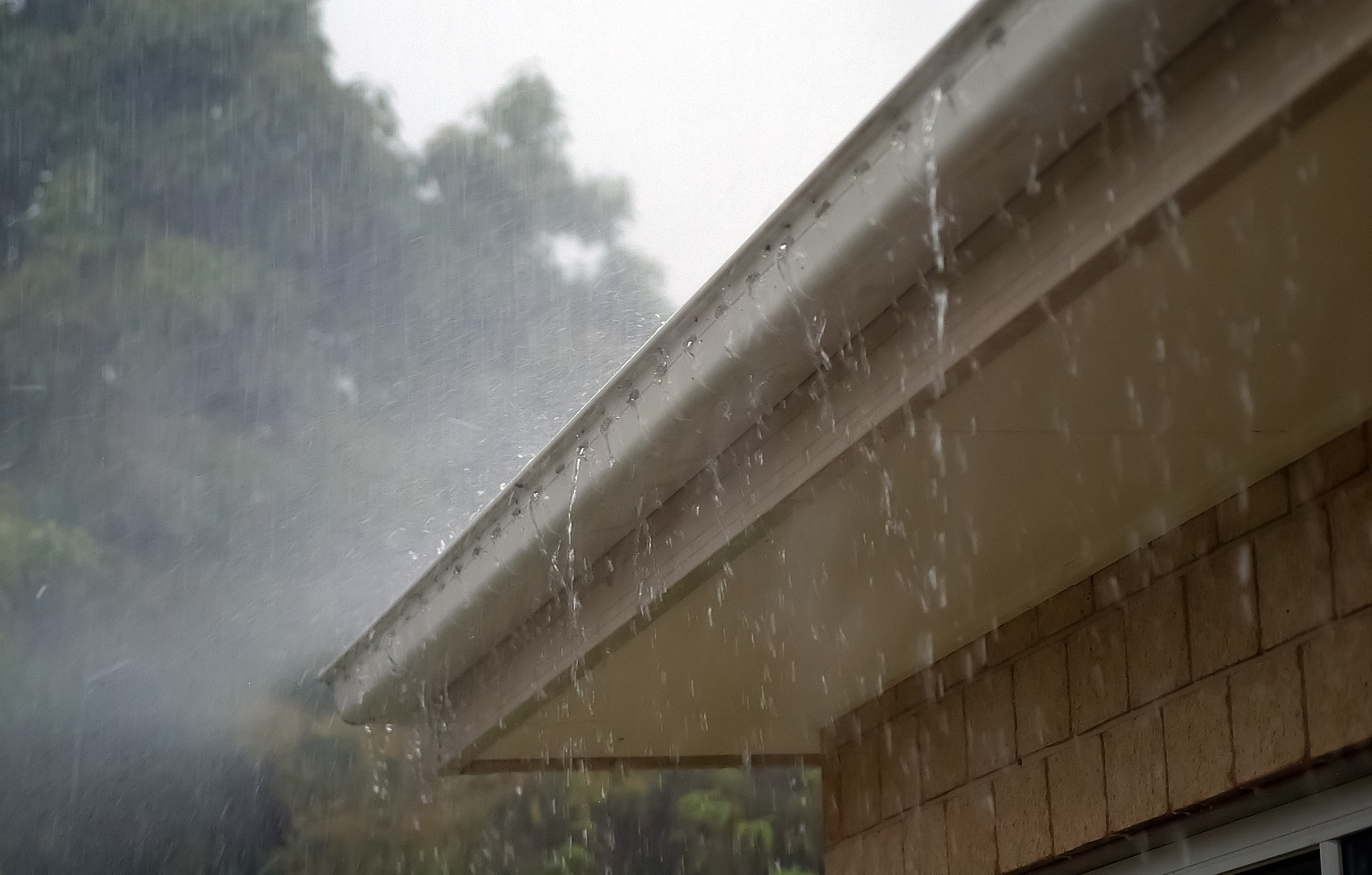 gouttière remplie d'eau de pluie
