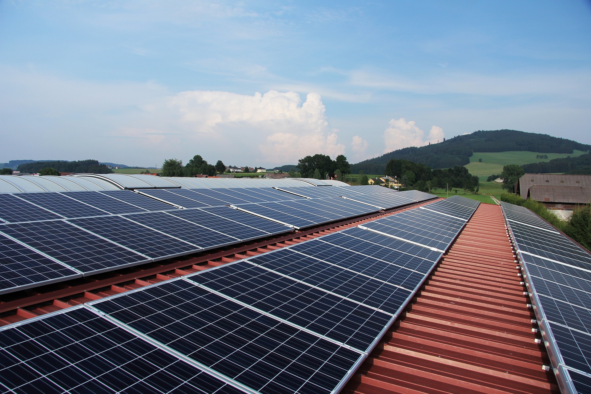 panneaux solaires, panneaux photovoltaïques générant de l'électricité