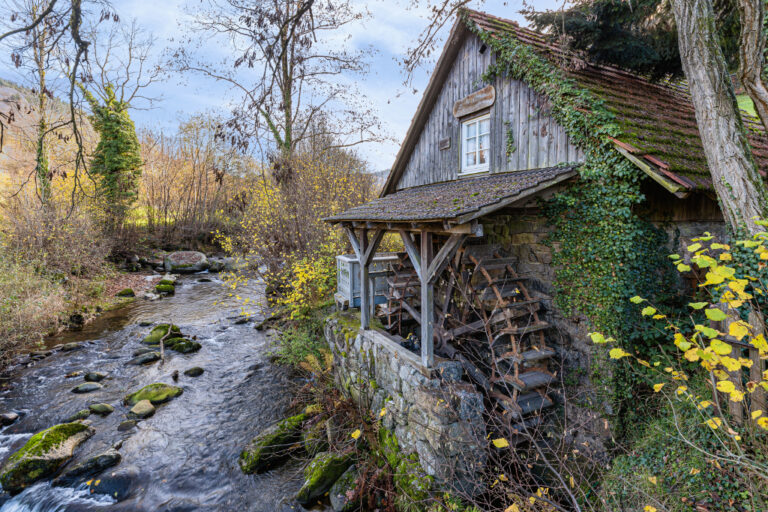 moulin avec turbine hydraulique pour générer de l'électricité