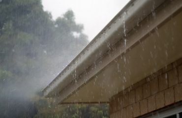 gouttière remplie d'eau de pluie